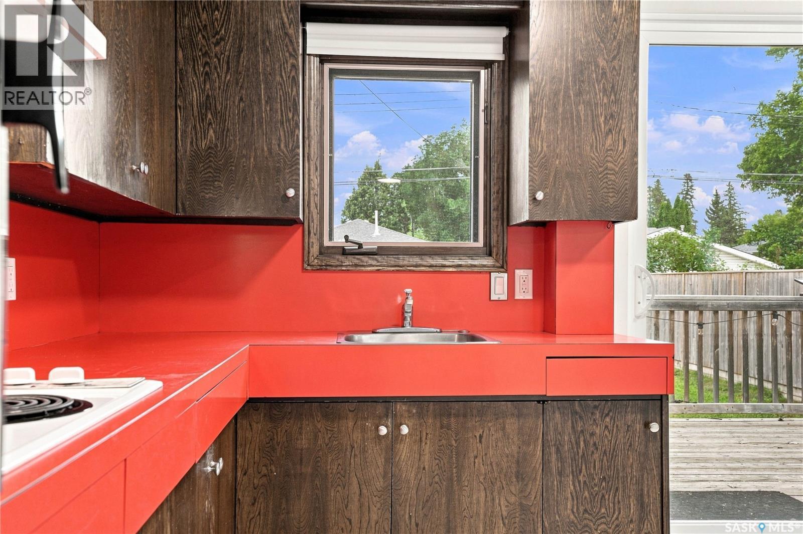 1915 Dufferin Avenue, Saskatoon, SK - Indoor Photo Showing Kitchen
