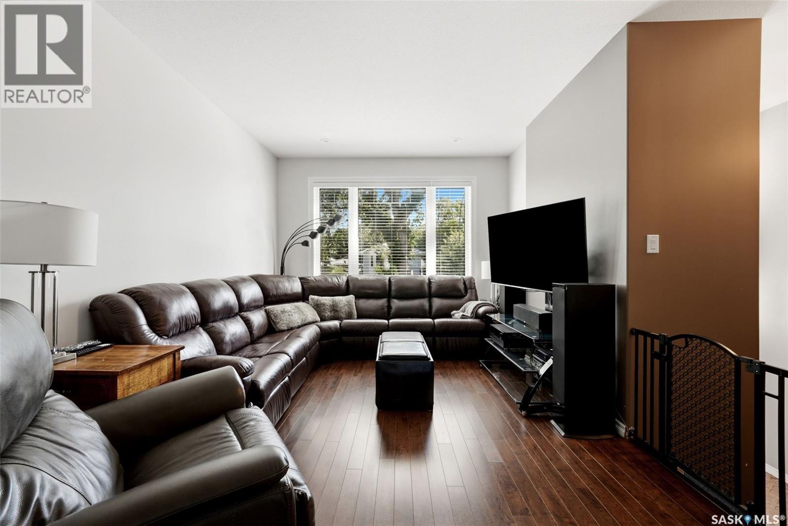 240 Ottawa Street, Regina, SK - Indoor Photo Showing Living Room