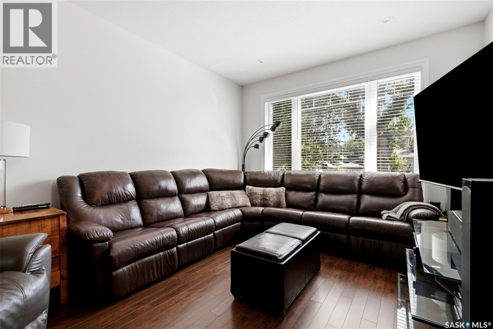 240 Ottawa Street, Regina, SK - Indoor Photo Showing Living Room