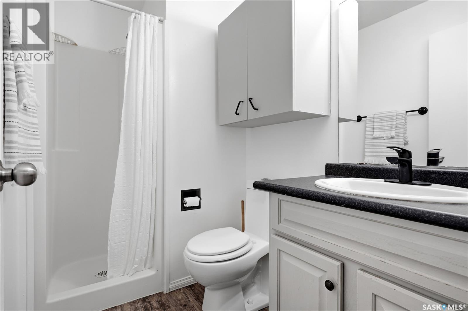 314 Howe Place, Regina, SK - Indoor Photo Showing Bathroom