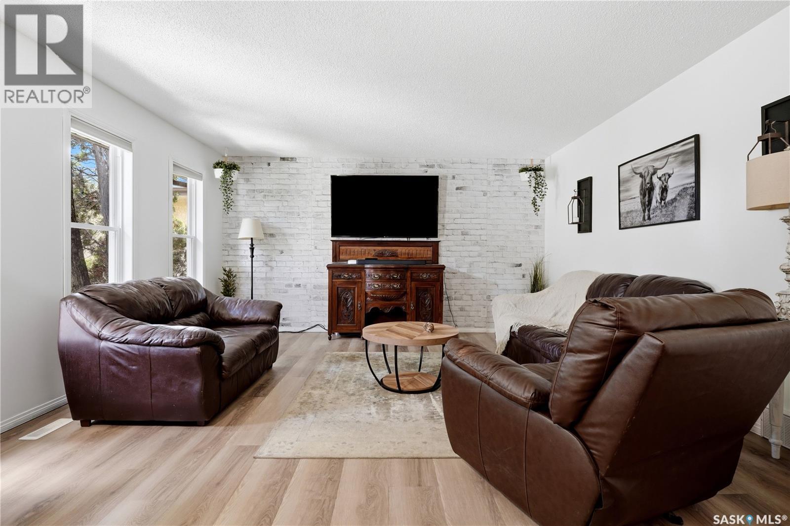 314 Howe Place, Regina, SK - Indoor Photo Showing Living Room
