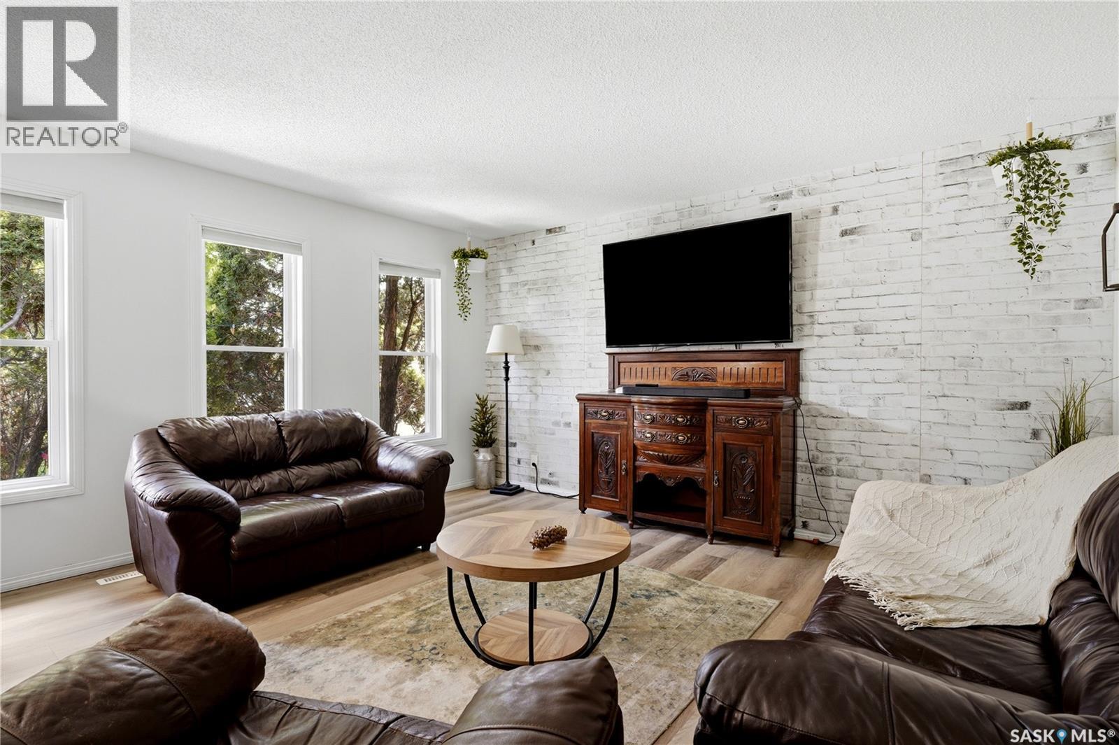 314 Howe Place, Regina, SK - Indoor Photo Showing Living Room