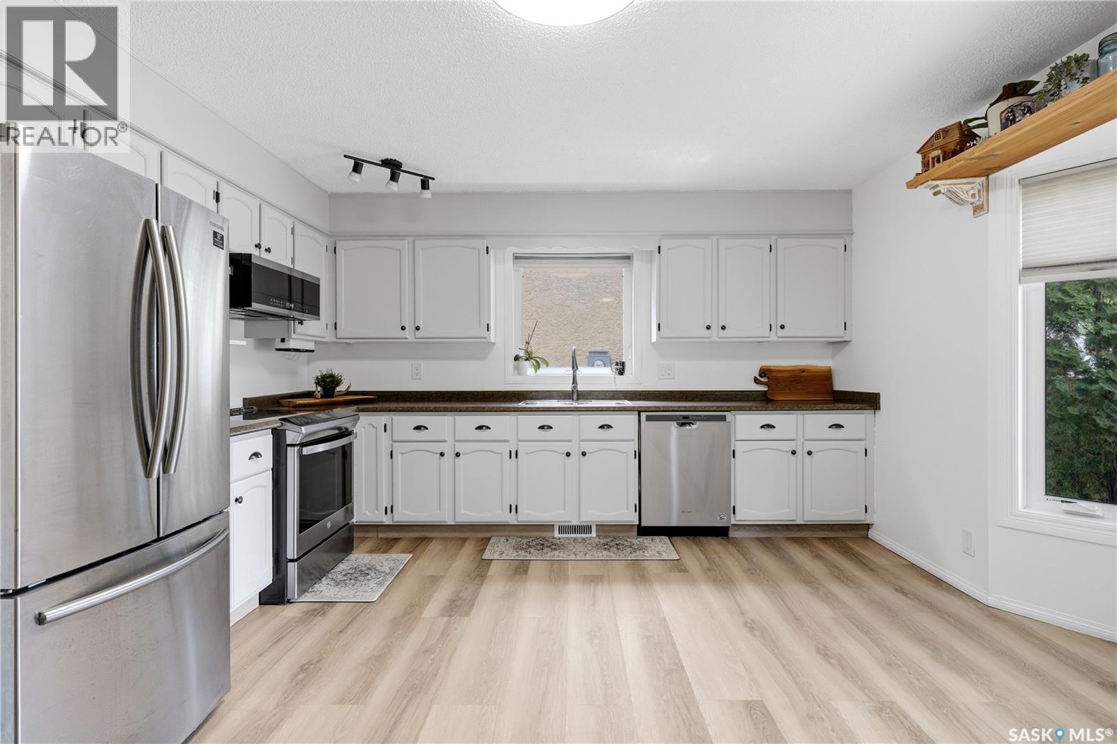 314 Howe Place, Regina, SK - Indoor Photo Showing Kitchen With Stainless Steel Kitchen