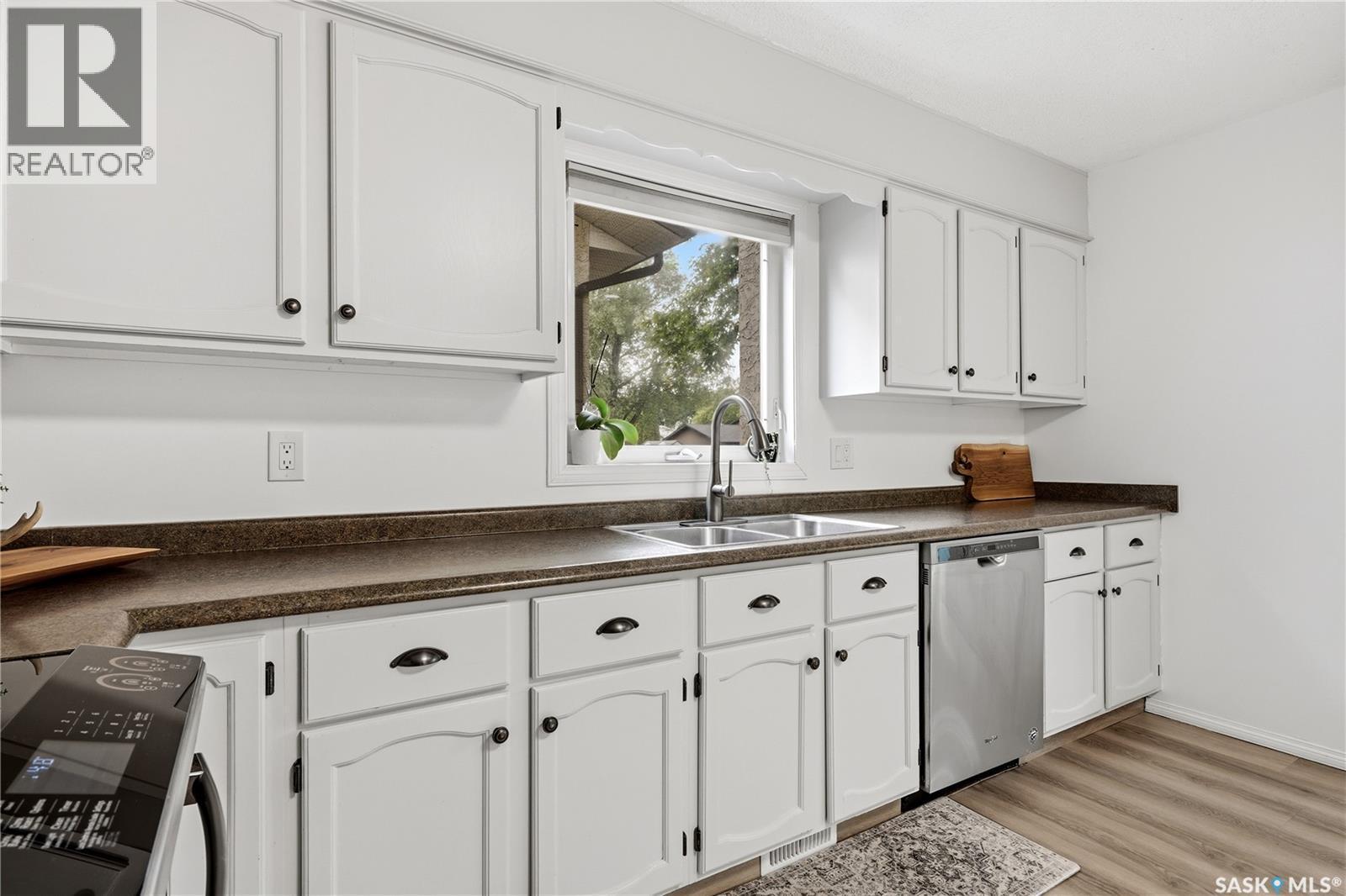 314 Howe Place, Regina, SK - Indoor Photo Showing Kitchen With Double Sink