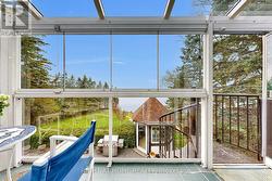 Sunroom overlooking lake - 