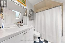 Upper level 4 piece bathroom - 