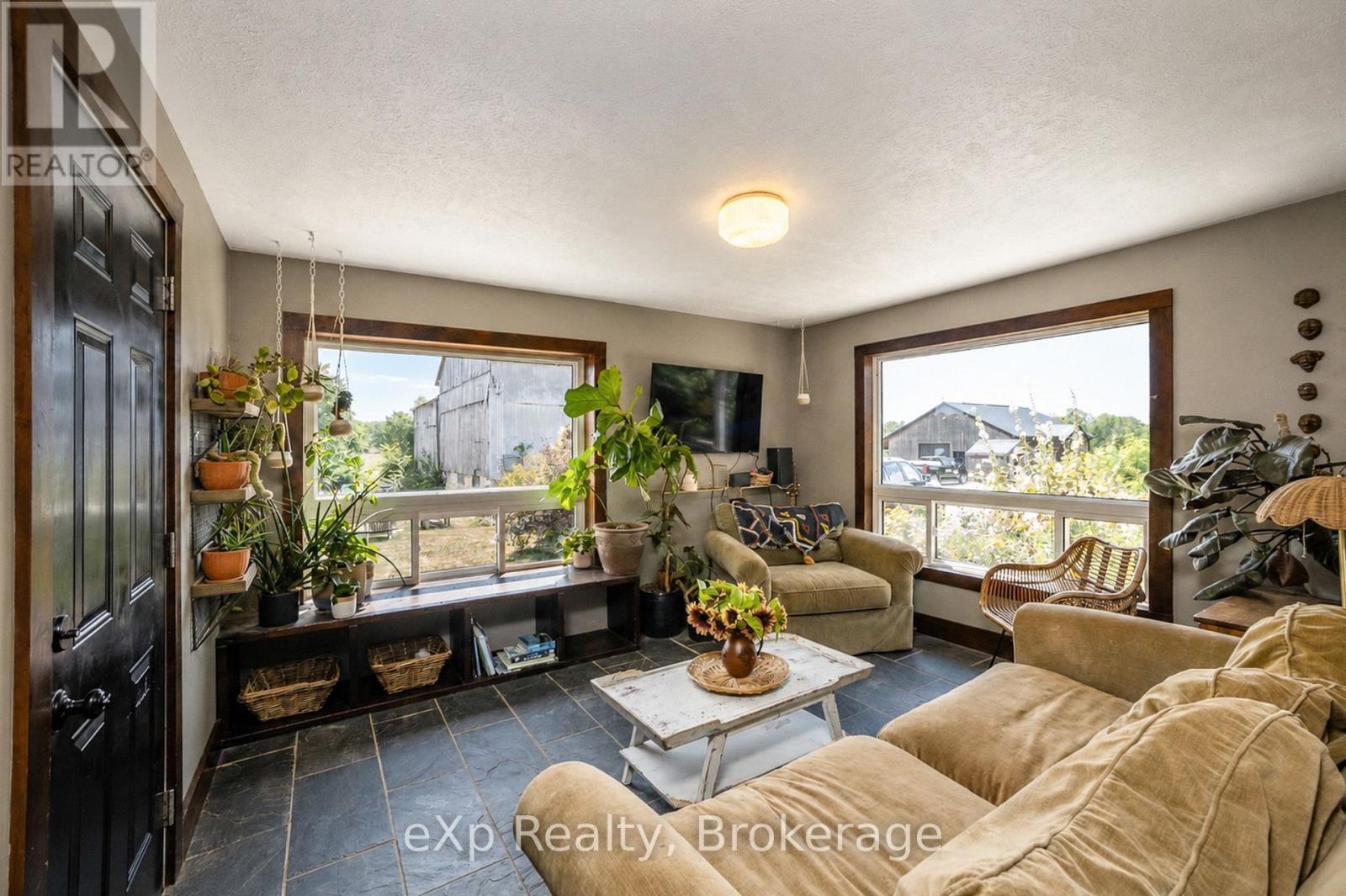 805092 Sideroad 25, Grey Highlands, ON - Indoor Photo Showing Living Room