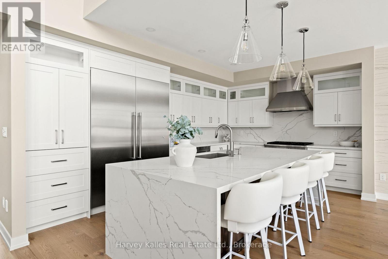 Gorgeous waterfall island w/upper cabinetry - 163 Springside Crescent, Blue Mountains, ON - Indoor Photo Showing Kitchen With Upgraded Kitchen