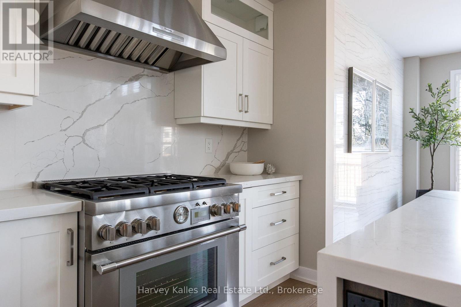 High end appliances & quartz backsplash - 163 Springside Crescent, Blue Mountains, ON - Indoor Photo Showing Kitchen With Upgraded Kitchen