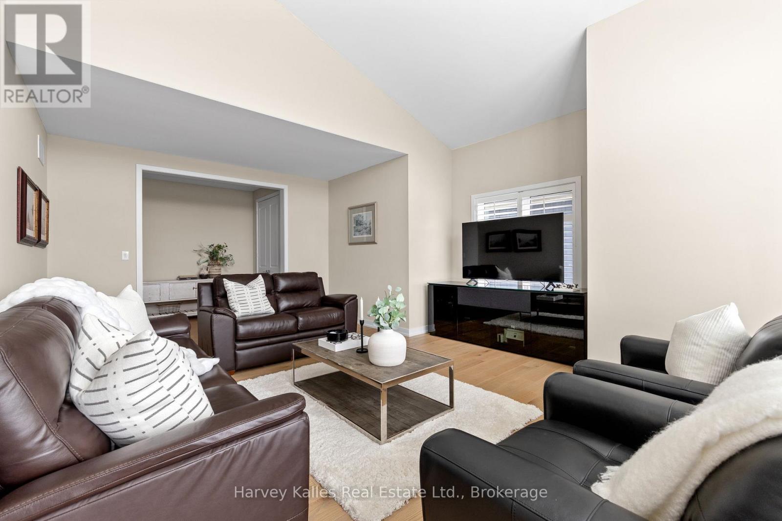 Ma Room - view to hallway - 163 Springside Crescent, Blue Mountains, ON - Indoor Photo Showing Living Room