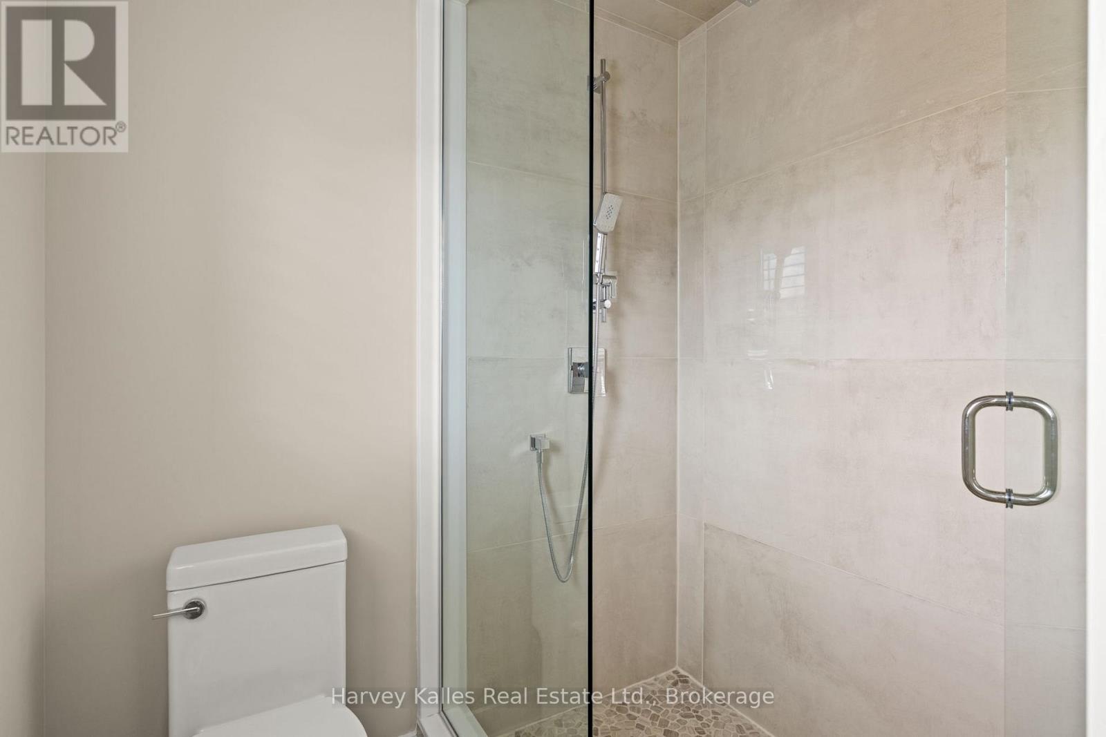 shared bathroom for bedrooms 2 & 3 - 163 Springside Crescent, Blue Mountains, ON - Indoor Photo Showing Bathroom