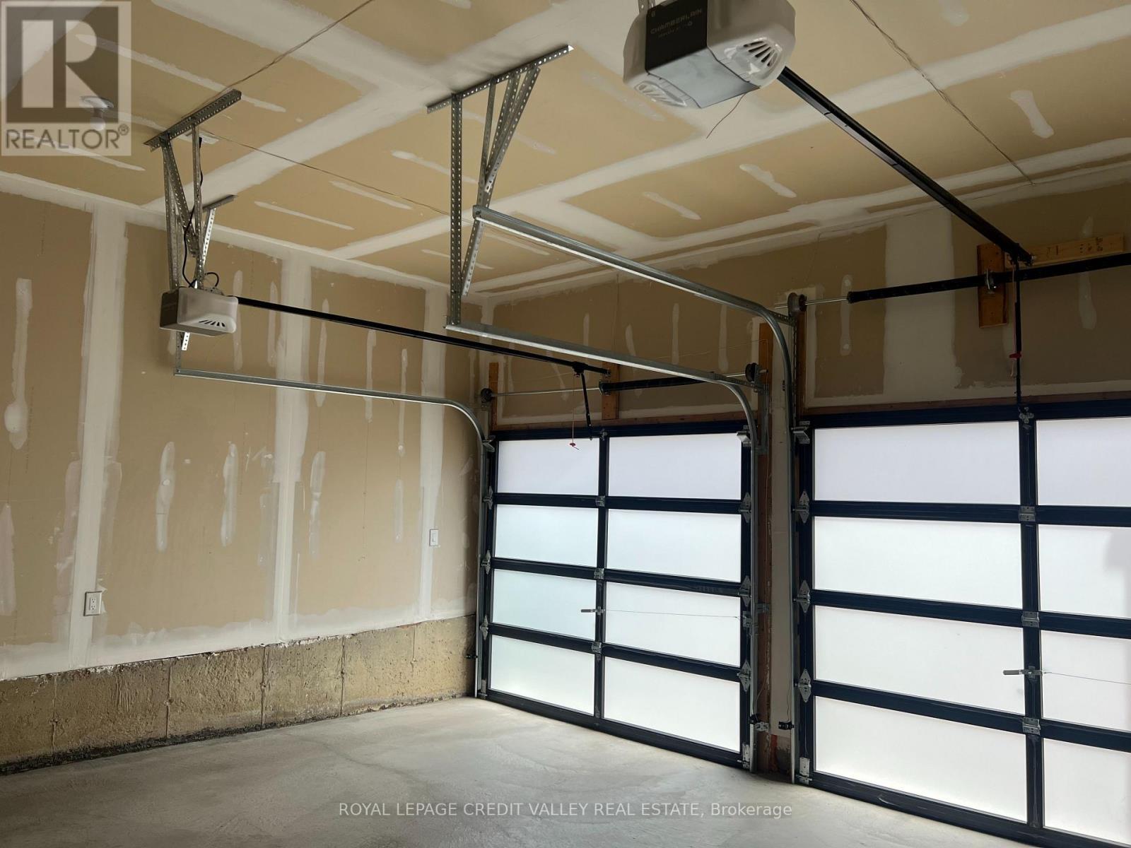 45 Kessler Drive, Brampton, ON - Indoor Photo Showing Garage