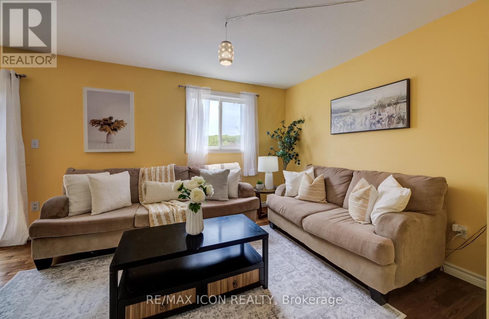 124 Prosperity Drive, Kitchener, ON - Indoor Photo Showing Living Room