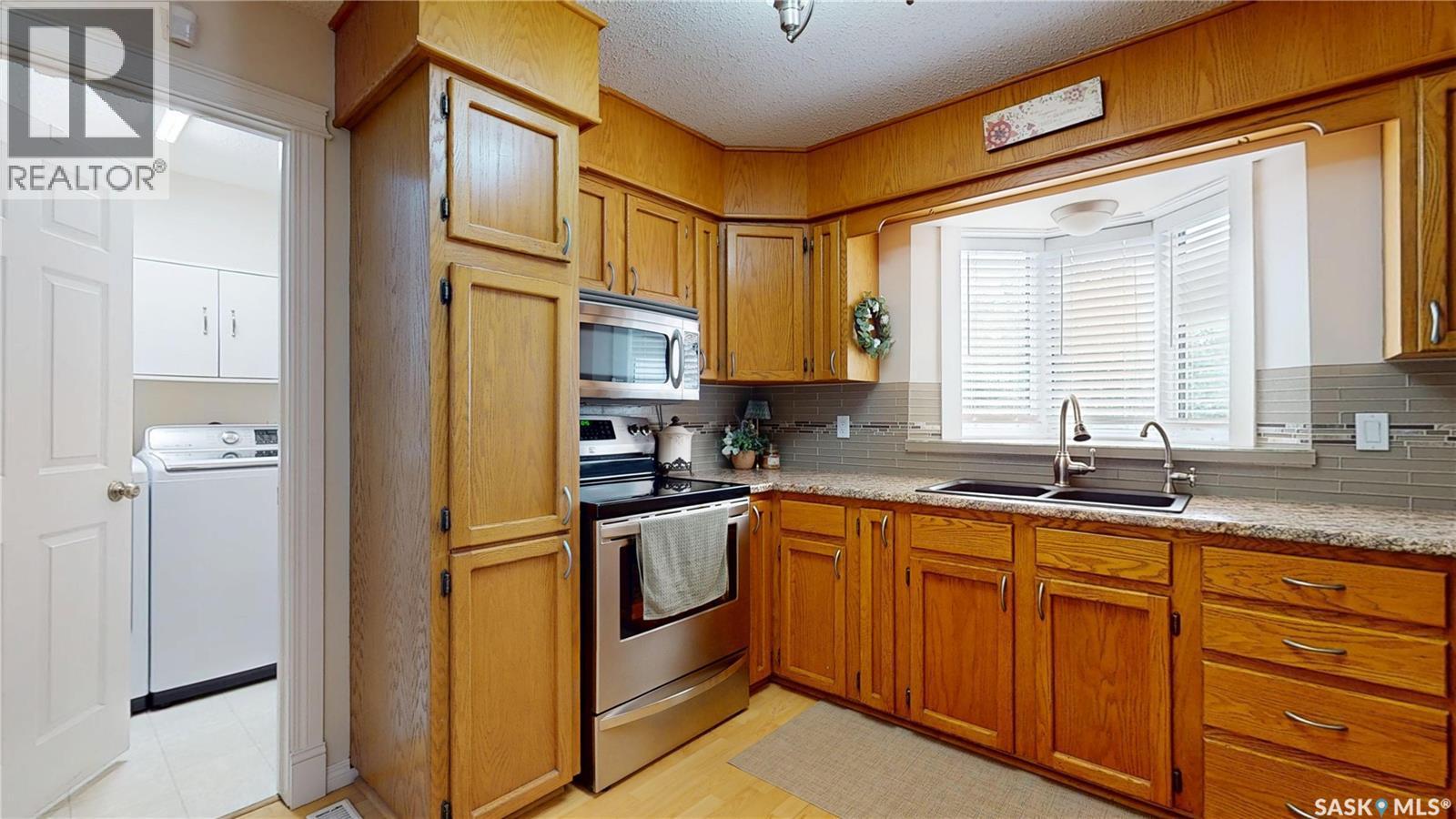1015 Graham Road, Regina, SK - Indoor Photo Showing Kitchen With Double Sink