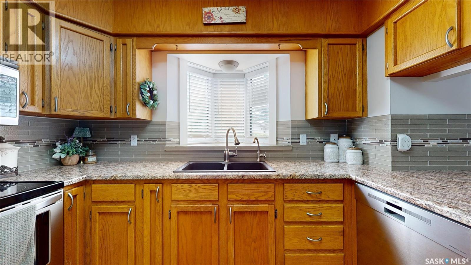 1015 Graham Road, Regina, SK - Indoor Photo Showing Kitchen With Double Sink