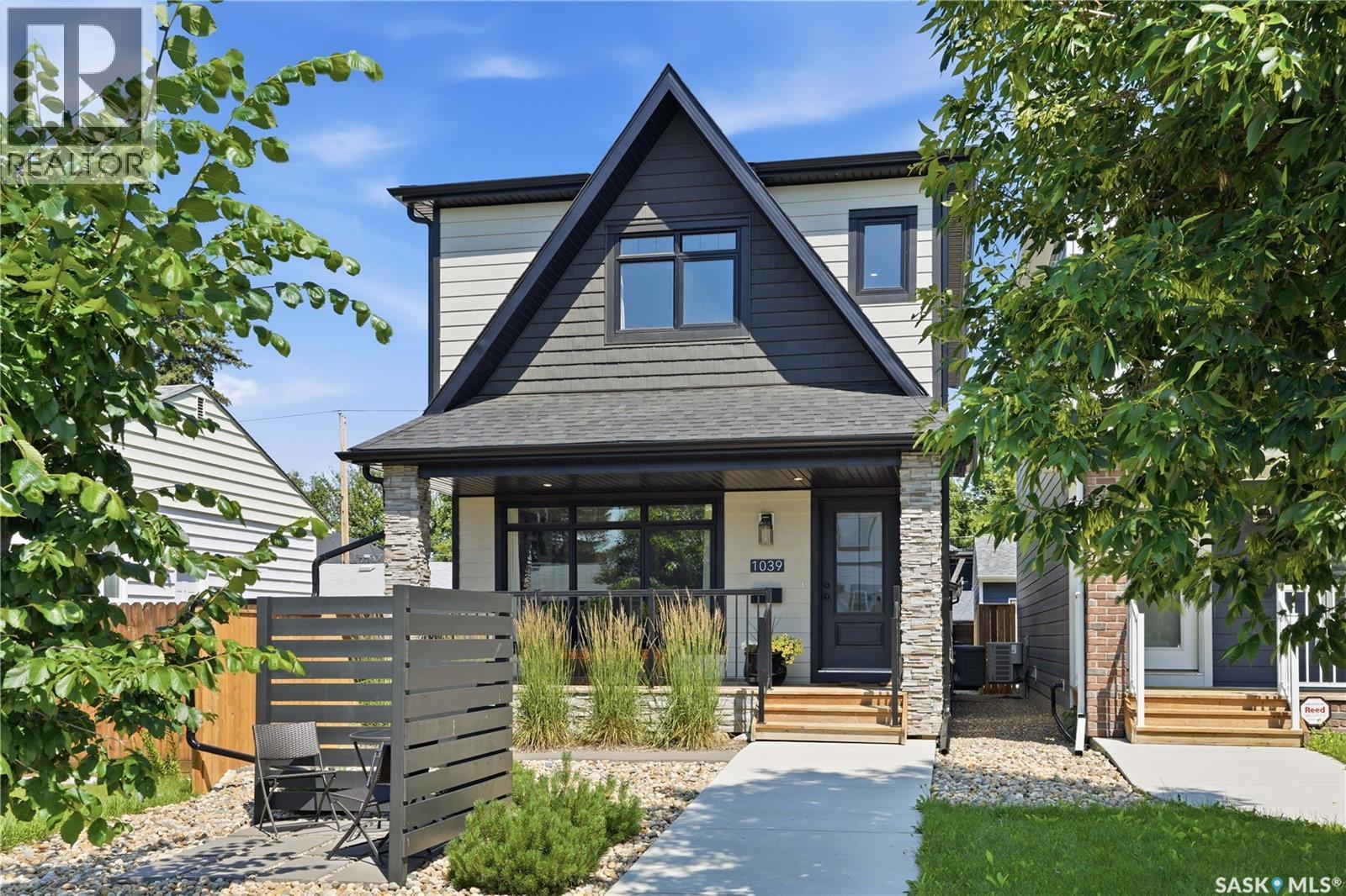 1039 4Th Street E, Saskatoon, SK - Outdoor With Facade