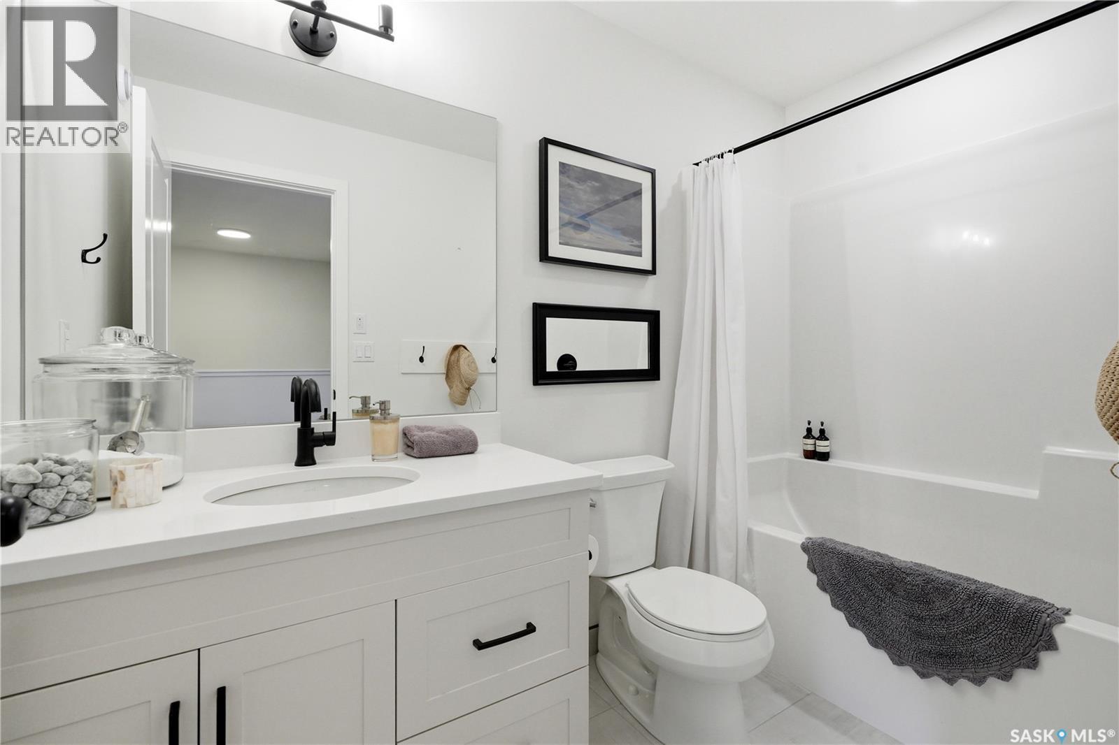 1039 4Th Street E, Saskatoon, SK - Indoor Photo Showing Bathroom