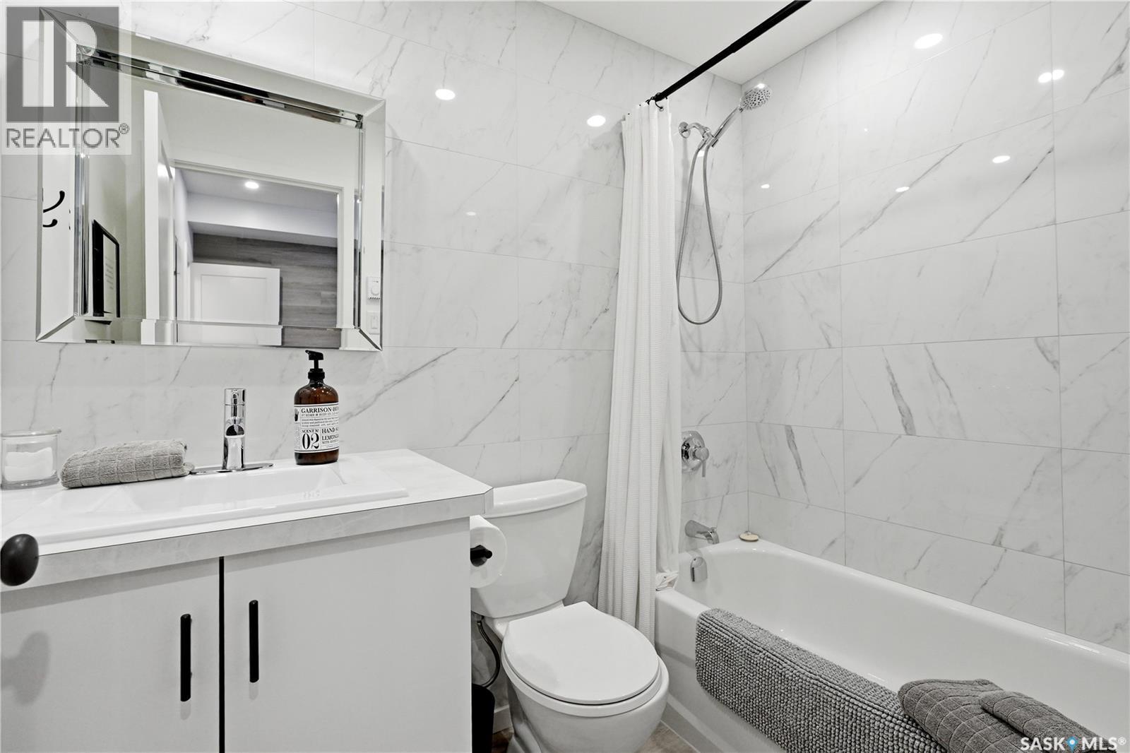 1039 4Th Street E, Saskatoon, SK - Indoor Photo Showing Bathroom
