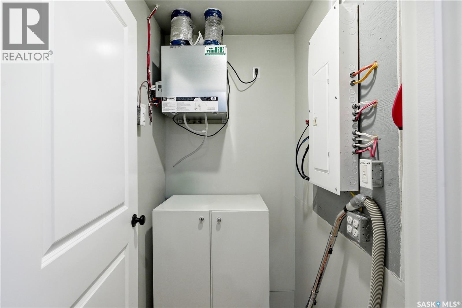1039 4Th Street E, Saskatoon, SK - Indoor Photo Showing Laundry Room