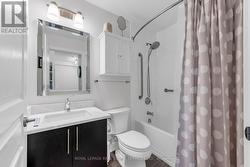 Main bathroom with tub - 
