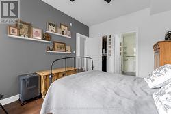 Primary bedroom with ensuite bathroom & walk-in - 