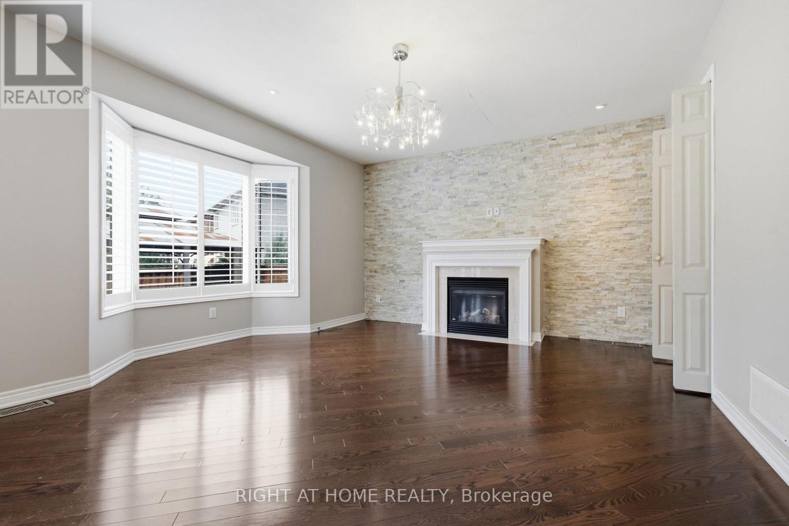 4713 Thomas Alton Boulevard, Burlington, ON - Indoor Photo Showing Living Room With Fireplace