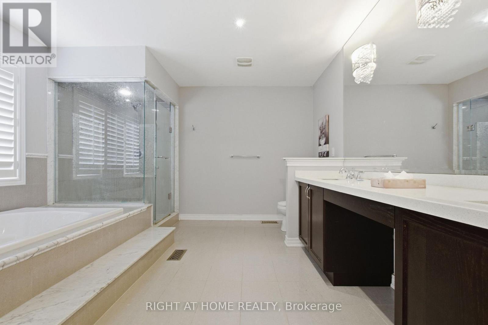 4713 Thomas Alton Boulevard, Burlington, ON - Indoor Photo Showing Bathroom