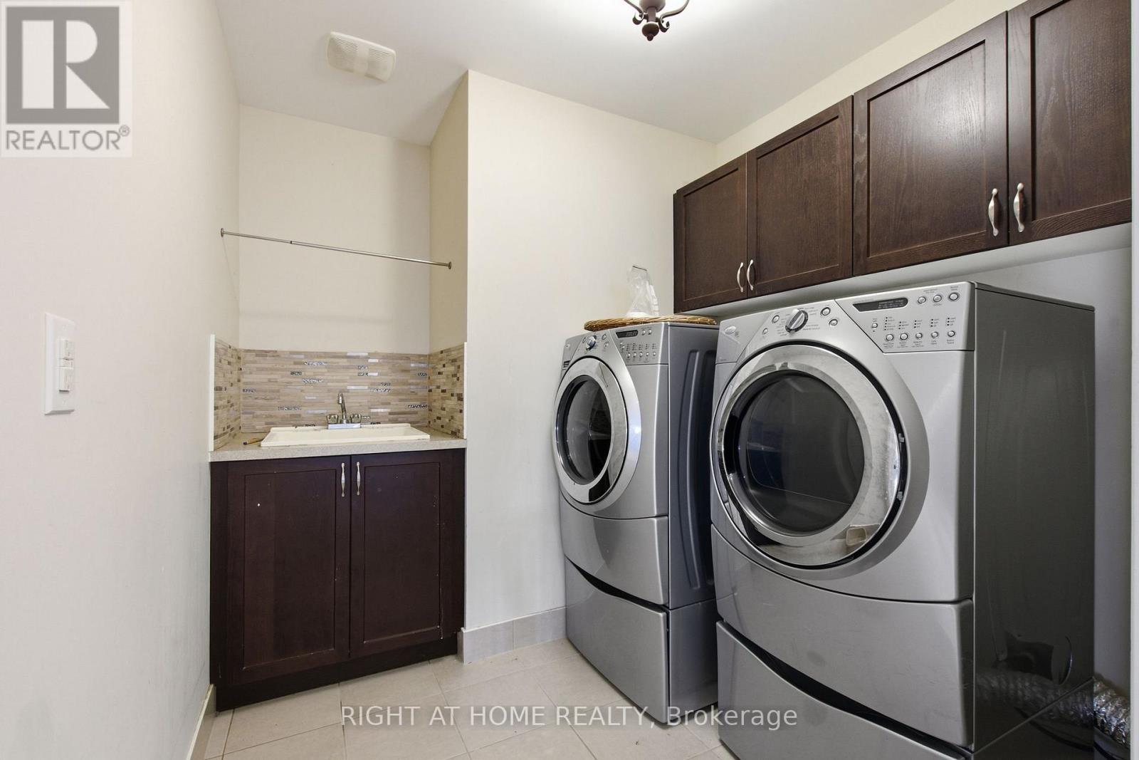 4713 Thomas Alton Boulevard, Burlington, ON - Indoor Photo Showing Laundry Room