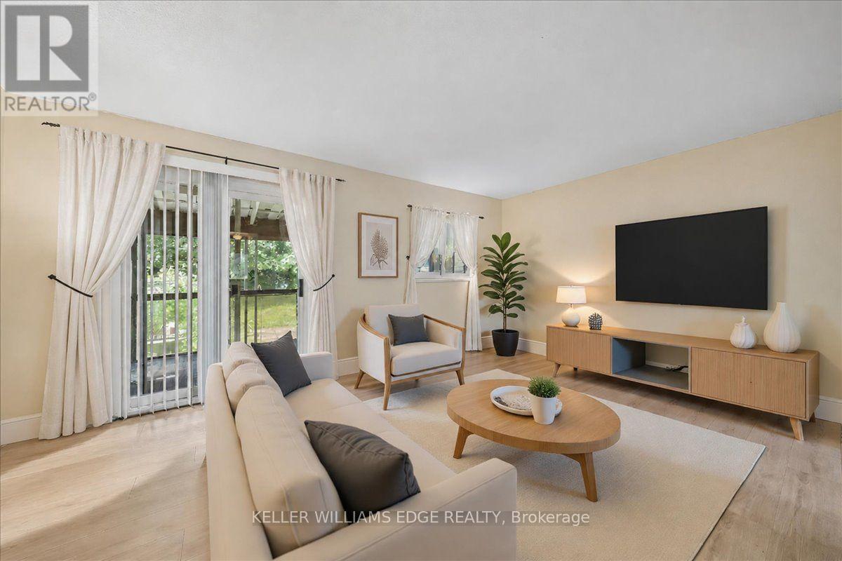 2320 Middlesmoor Crescent, Burlington, ON - Indoor Photo Showing Living Room