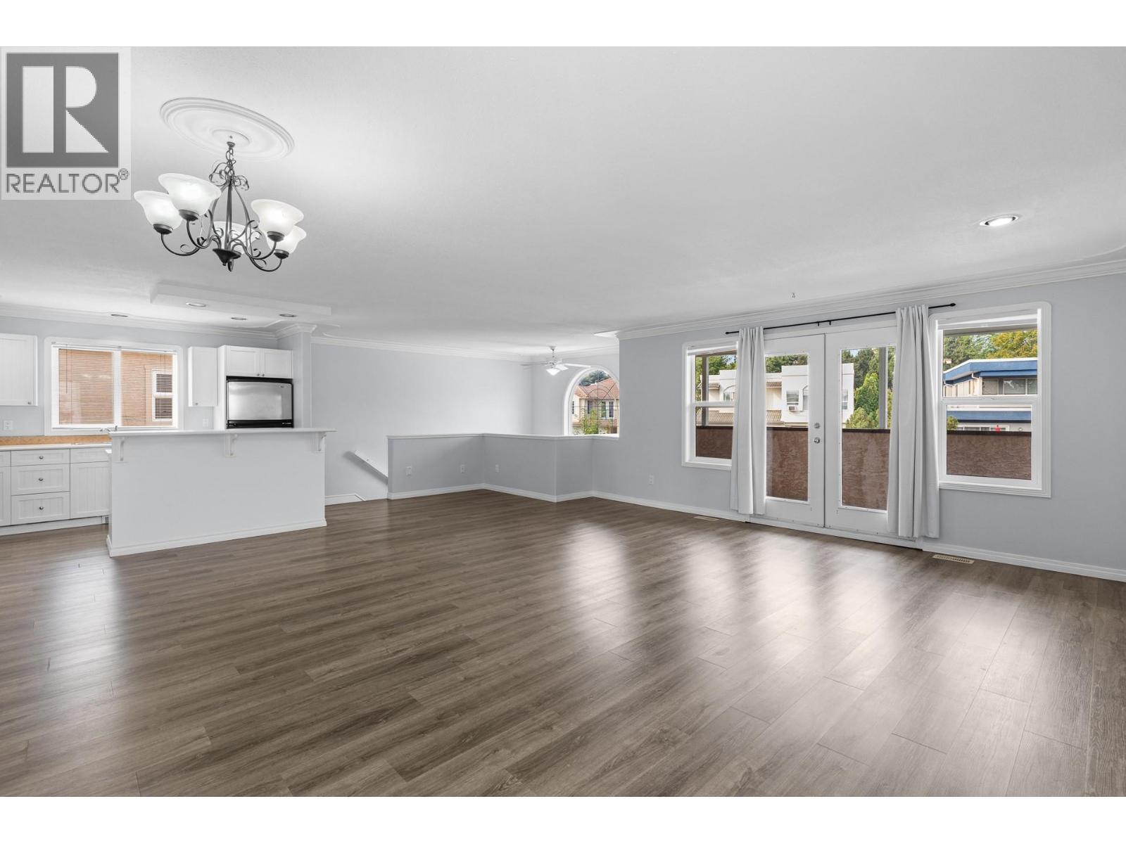 131 Celano Crescent, Kelowna, BC - Indoor Photo Showing Living Room