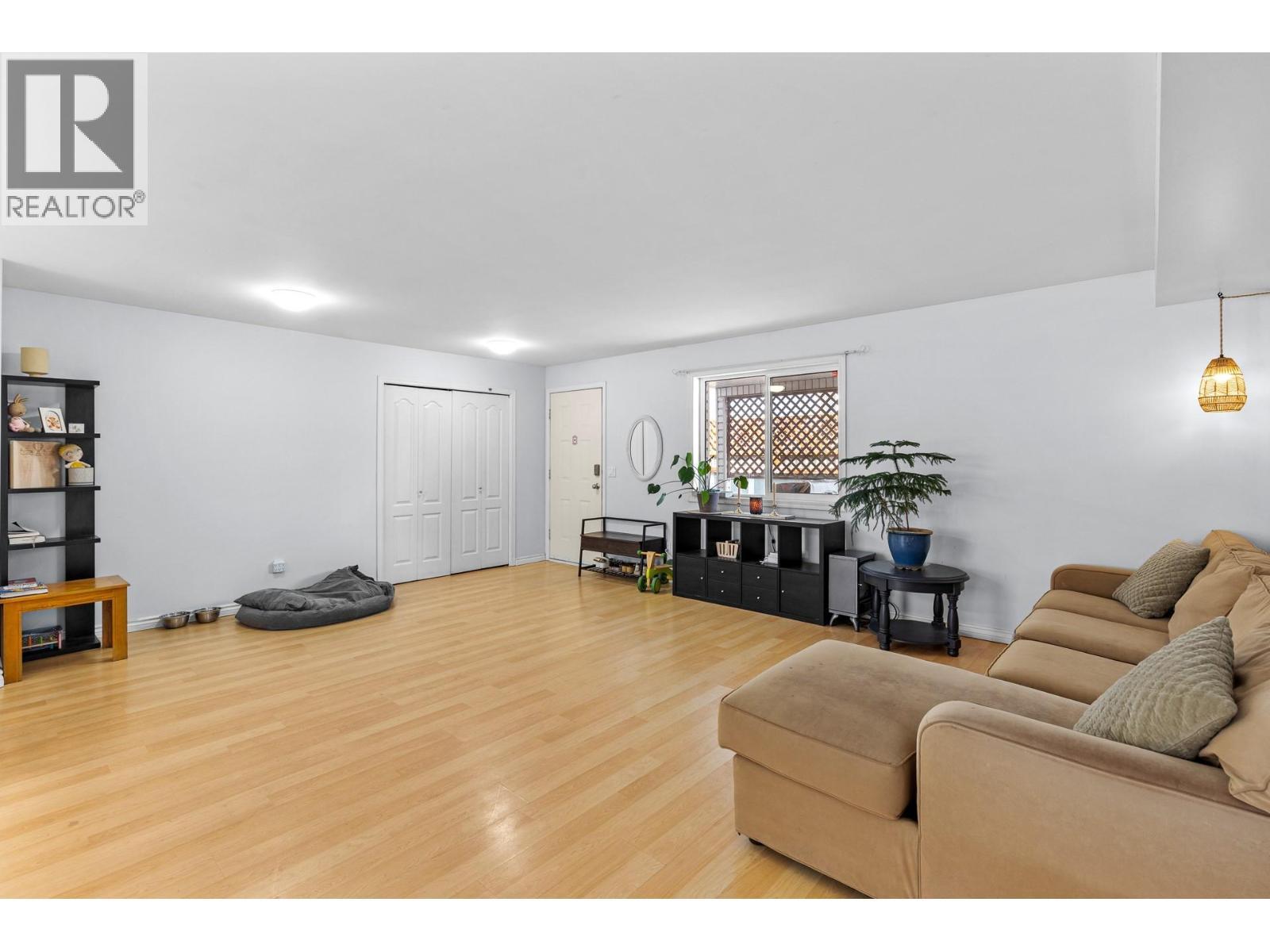 131 Celano Crescent, Kelowna, BC - Indoor Photo Showing Living Room