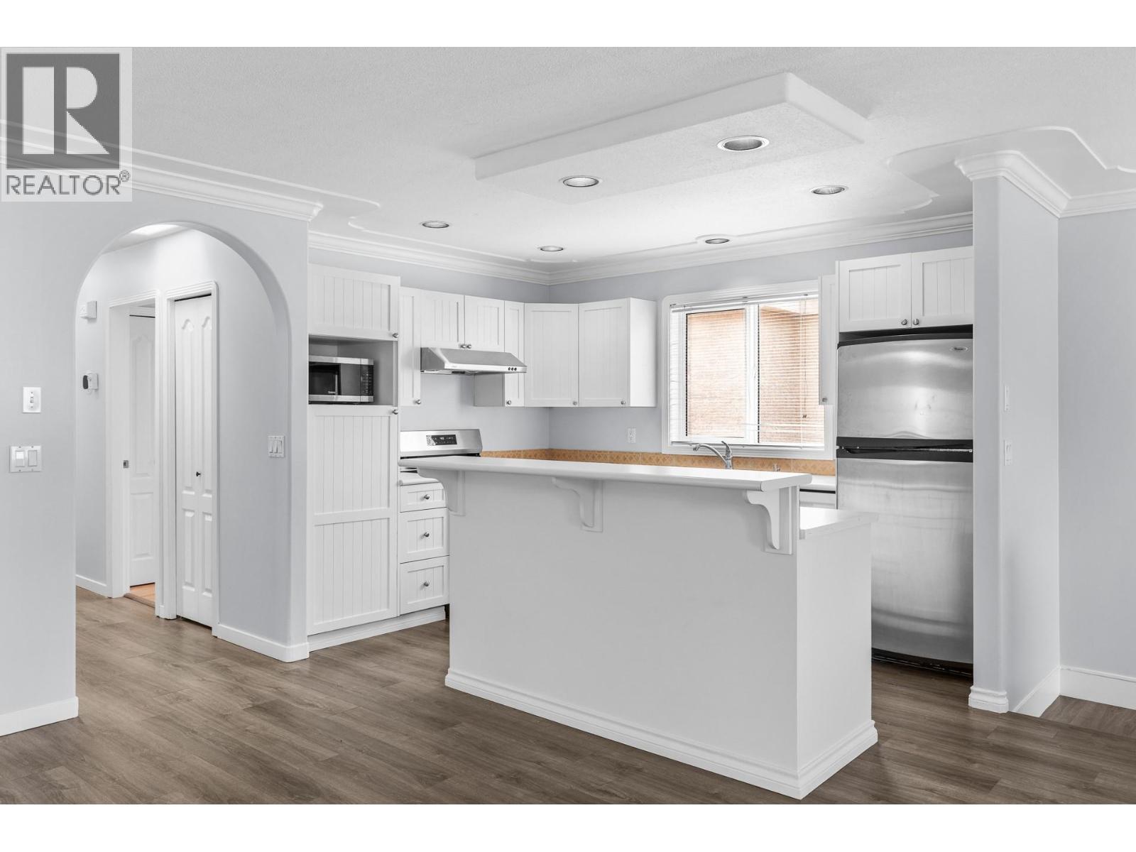 131 Celano Crescent, Kelowna, BC - Indoor Photo Showing Kitchen