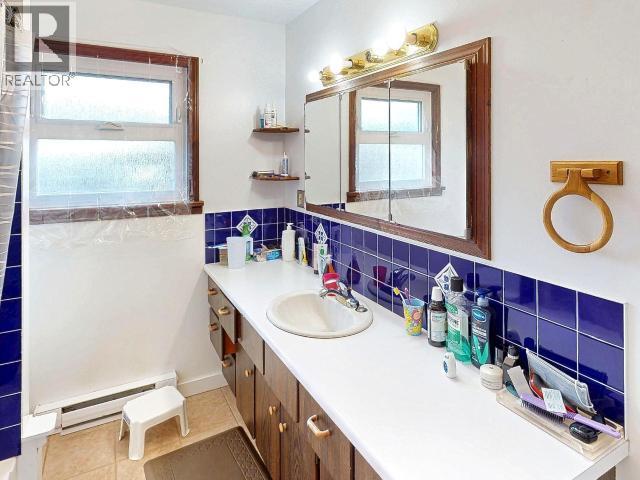 4922 Saskatchewan Ave, Powell River, BC - Indoor Photo Showing Bathroom
