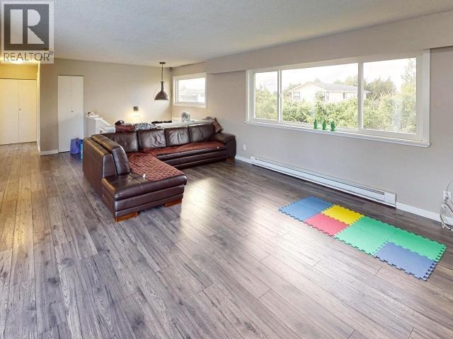 4922 Saskatchewan Ave, Powell River, BC - Indoor Photo Showing Living Room