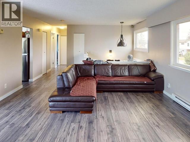 4922 Saskatchewan Ave, Powell River, BC - Indoor Photo Showing Living Room