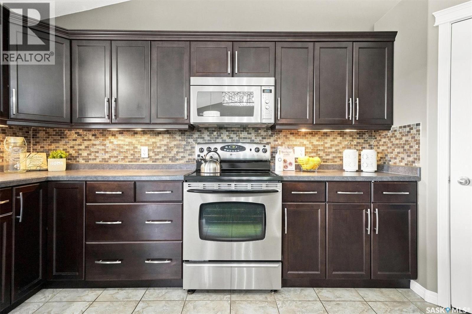 211 Crenshaw Way, Warman, SK - Indoor Photo Showing Kitchen With Upgraded Kitchen
