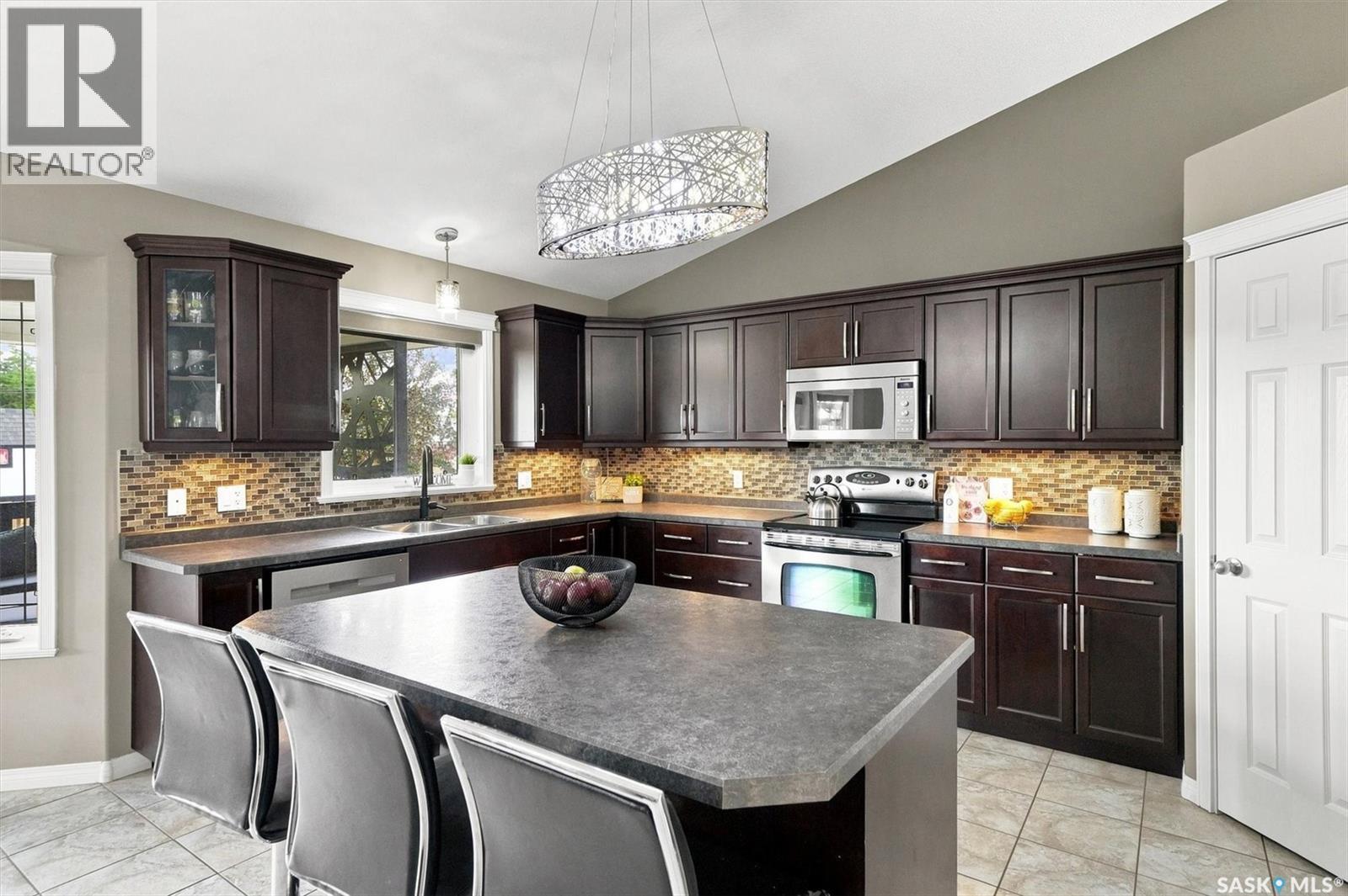 211 Crenshaw Way, Warman, SK - Indoor Photo Showing Kitchen With Double Sink