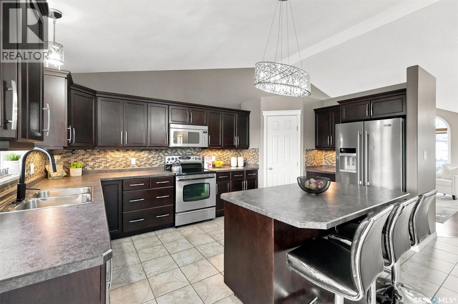 211 Crenshaw Way, Warman, SK - Indoor Photo Showing Kitchen With Double Sink With Upgraded Kitchen
