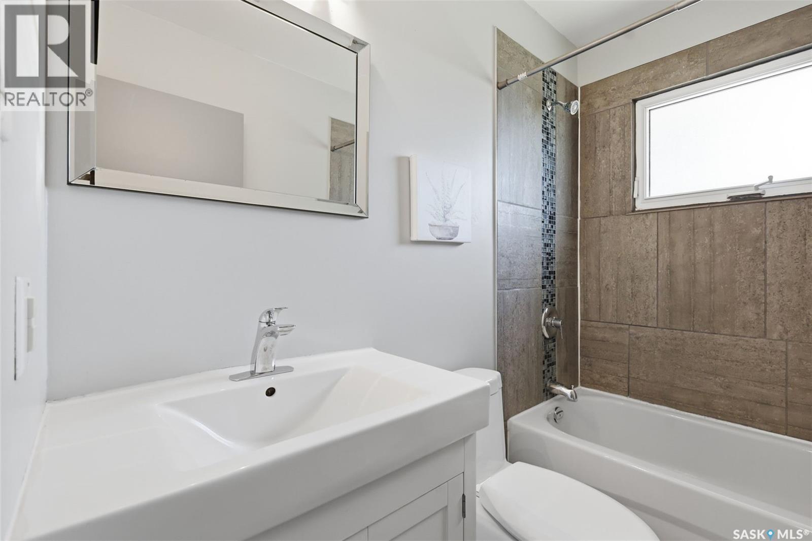 2004 Adelaide Street E, Saskatoon, SK - Indoor Photo Showing Bathroom