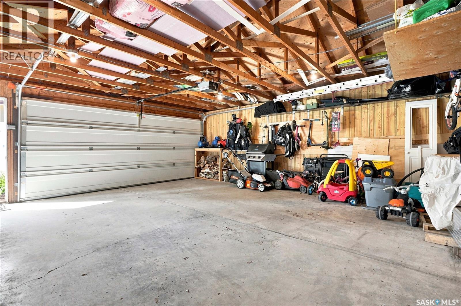39 Brown Crescent, Saskatoon, SK - Indoor Photo Showing Garage