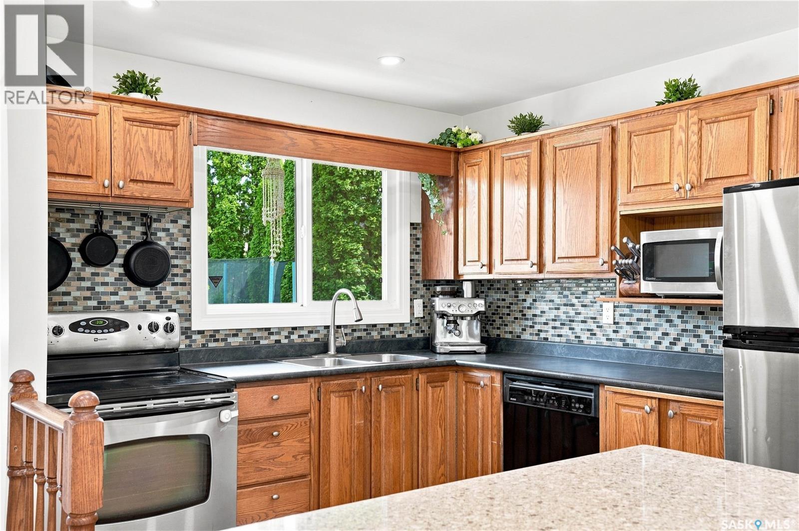 39 Brown Crescent, Saskatoon, SK - Indoor Photo Showing Kitchen With Double Sink
