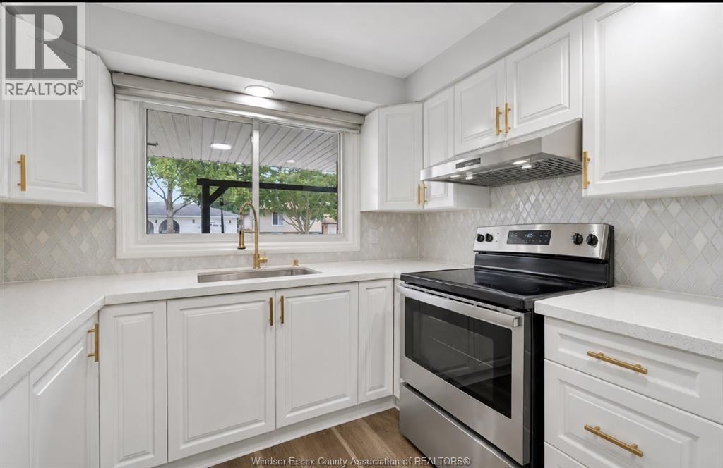 9335 Esplanade, Windsor, ON - Indoor Photo Showing Kitchen