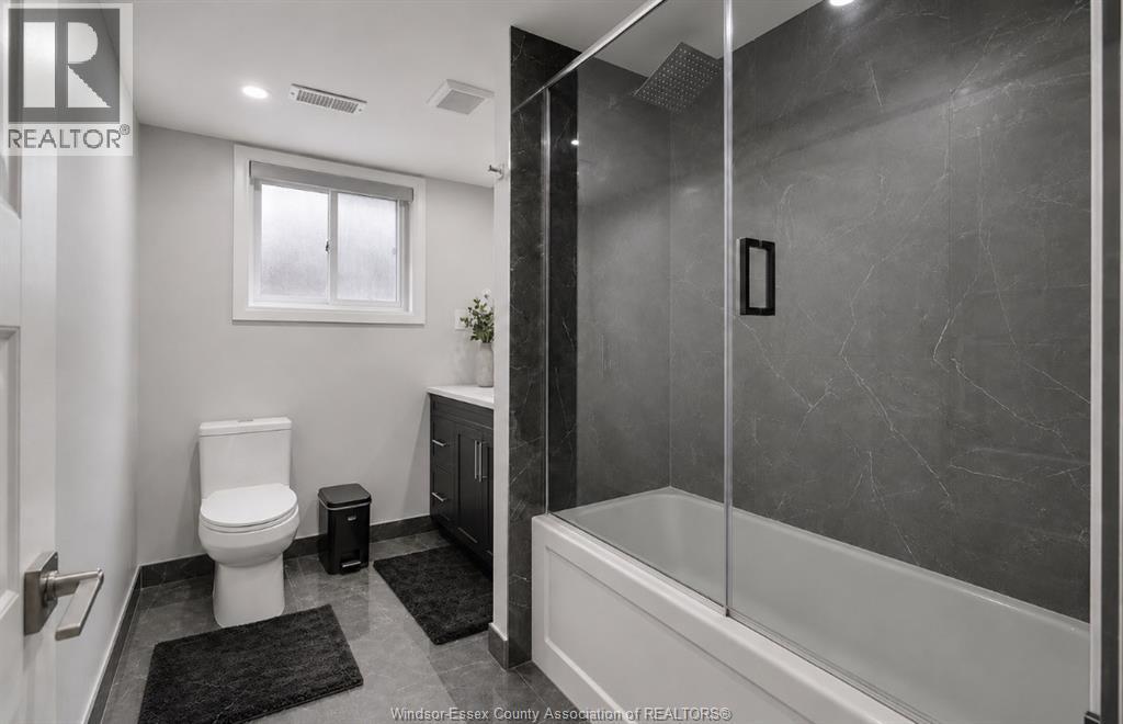 9335 Esplanade, Windsor, ON - Indoor Photo Showing Bathroom