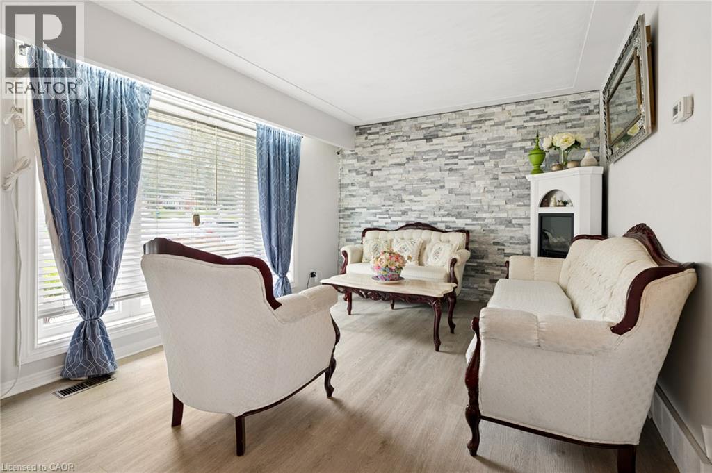 285 Stonybrook Drive, Kitchener, ON - Indoor Photo Showing Living Room