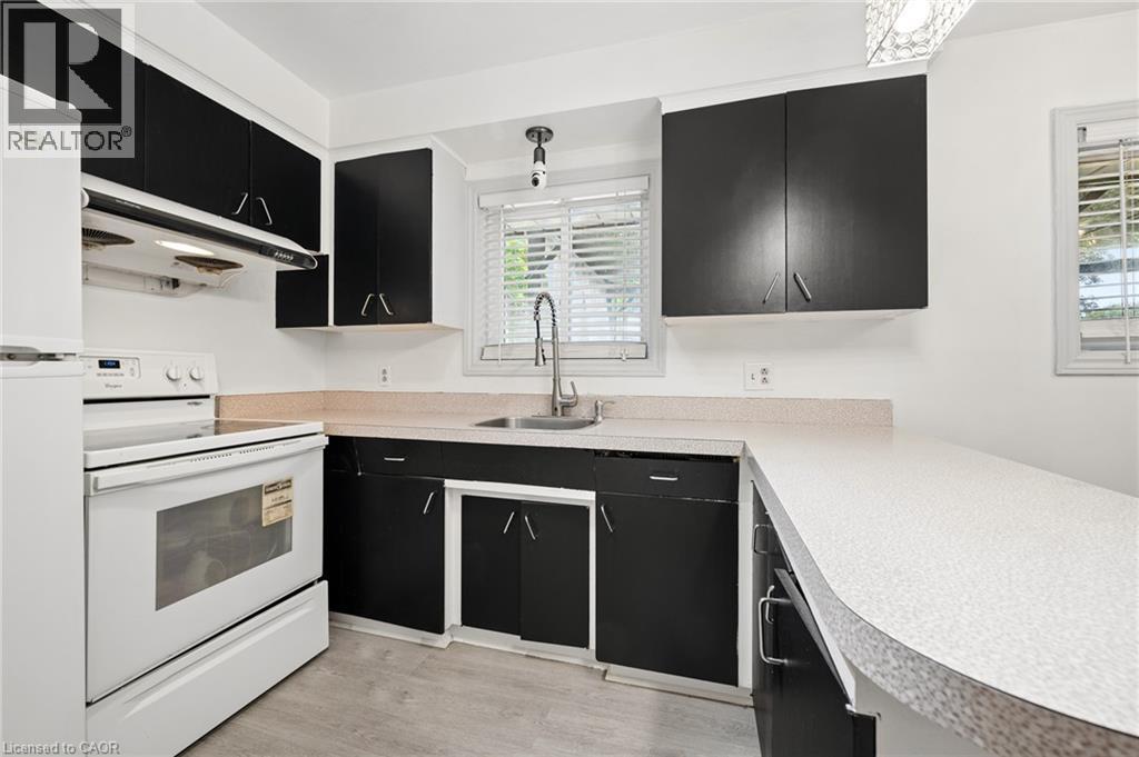 285 Stonybrook Drive, Kitchener, ON - Indoor Photo Showing Kitchen