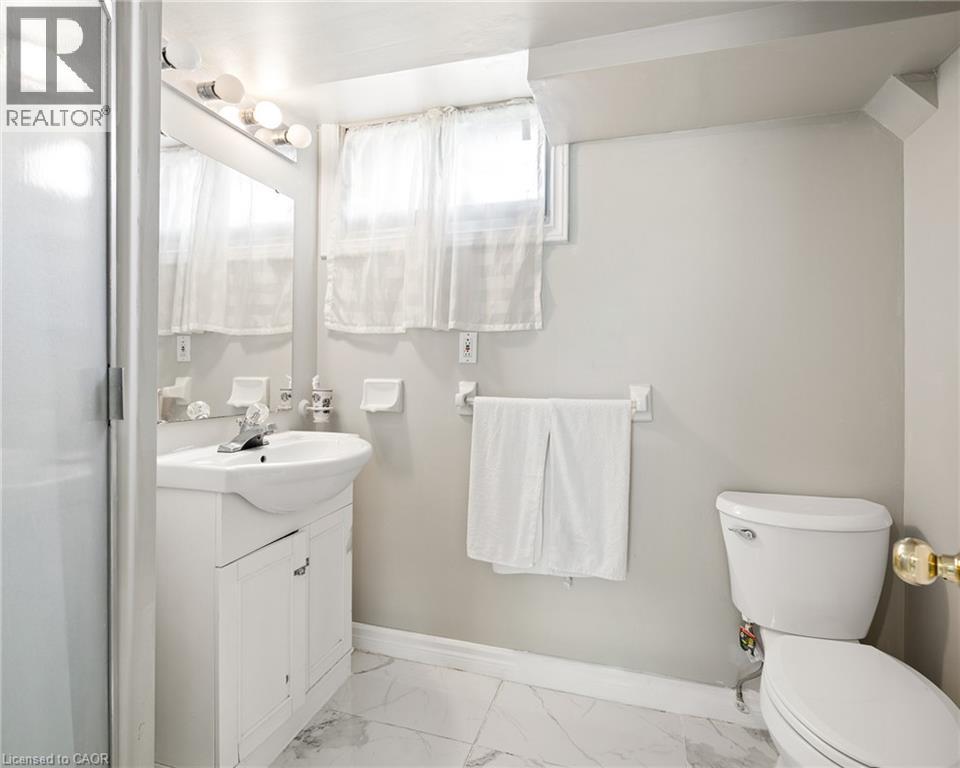 285 Stonybrook Drive, Kitchener, ON - Indoor Photo Showing Bathroom