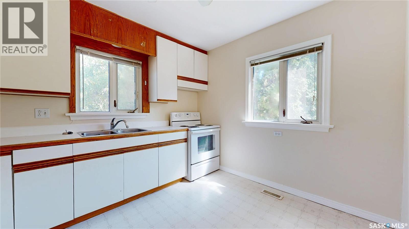 3600 Regina Avenue, Regina, SK - Indoor Photo Showing Kitchen With Double Sink
