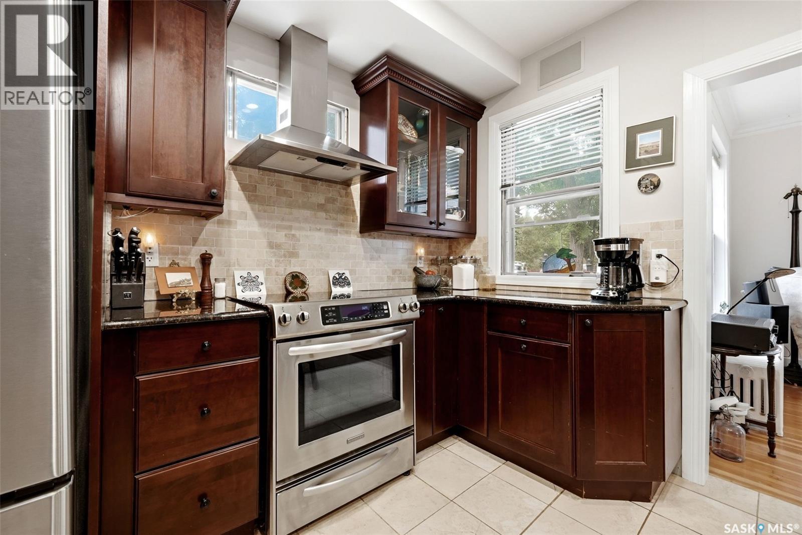 2700 19Th Avenue, Regina, SK - Indoor Photo Showing Kitchen With Stainless Steel Kitchen