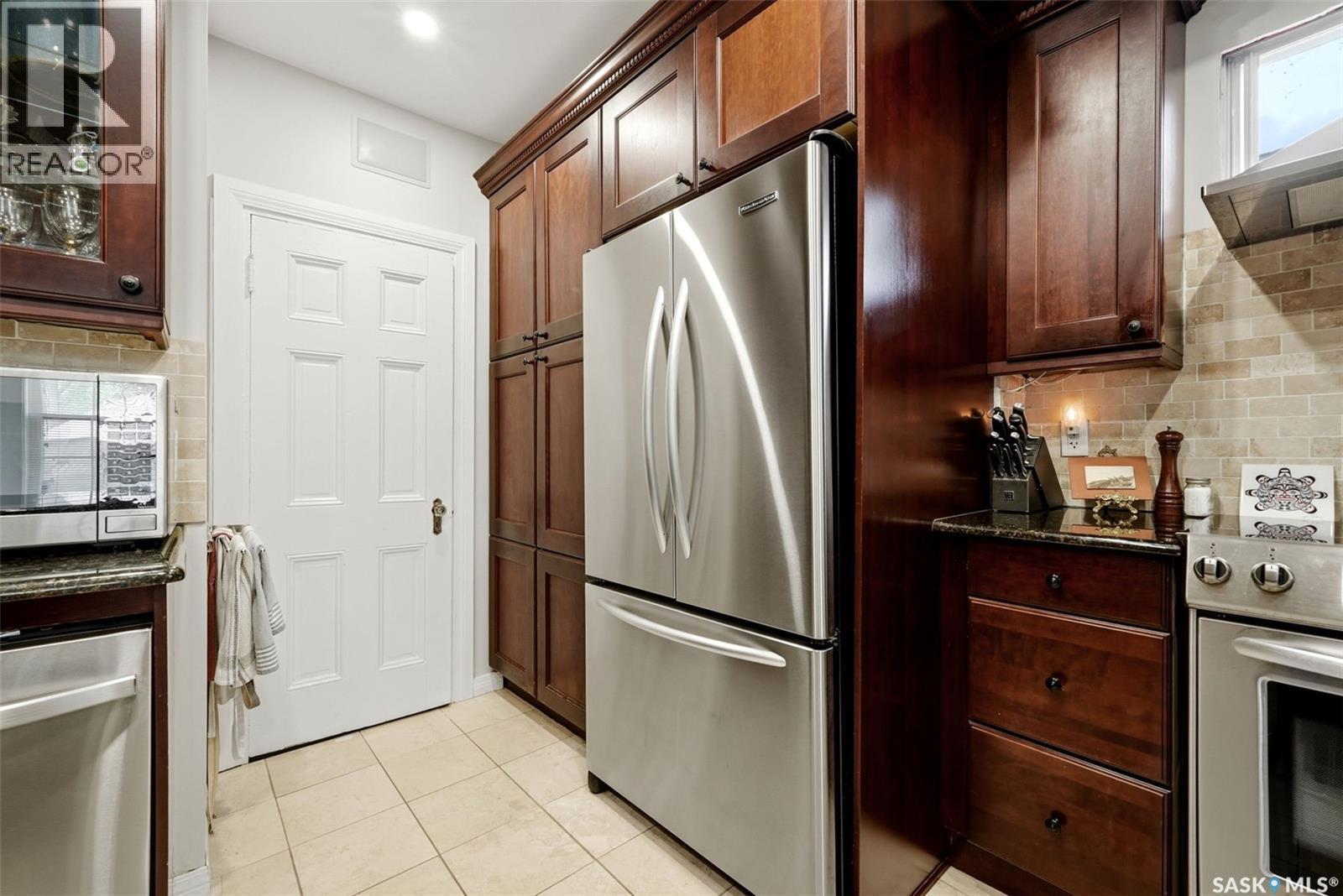 2700 19Th Avenue, Regina, SK - Indoor Photo Showing Kitchen With Stainless Steel Kitchen