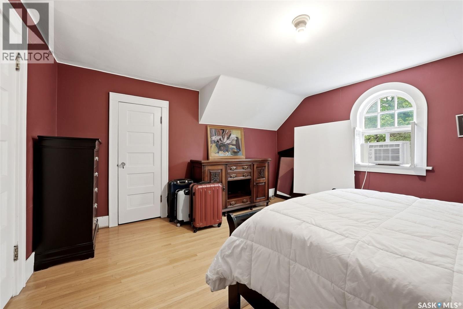 2700 19Th Avenue, Regina, SK - Indoor Photo Showing Bedroom